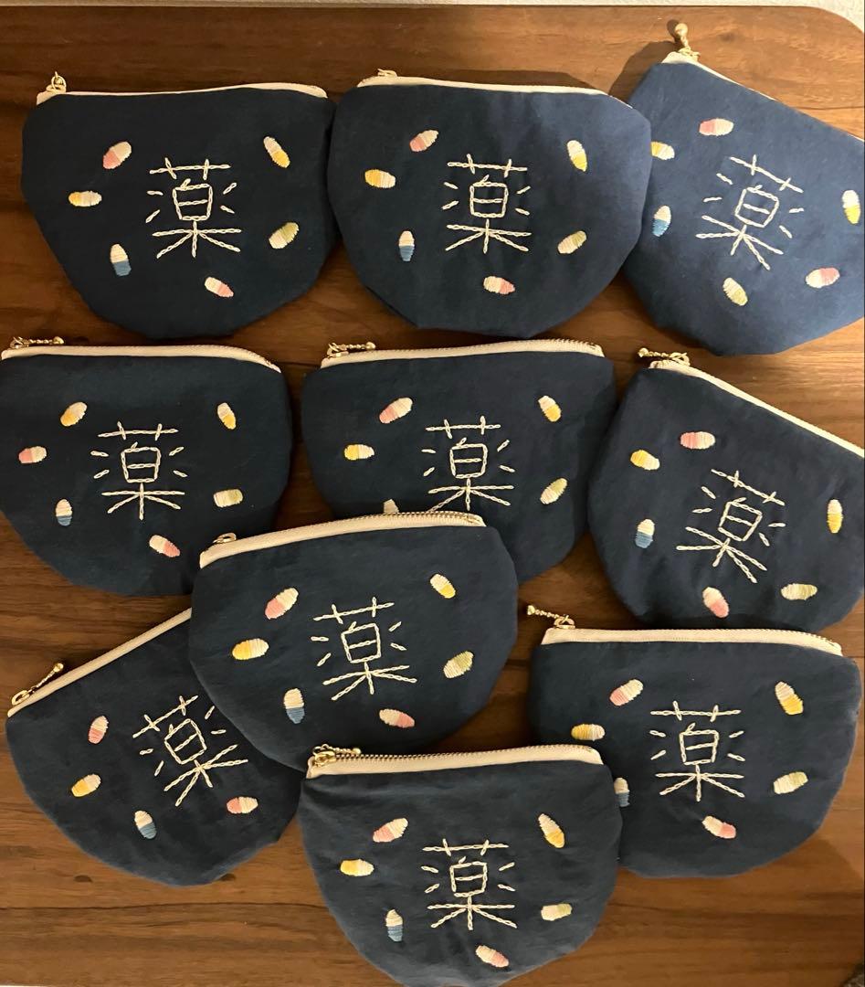 奈々さま専用☺︎ 刺繍　ファスナーポーチ　ハンドメイド　お薬ポーチ　手刺繍