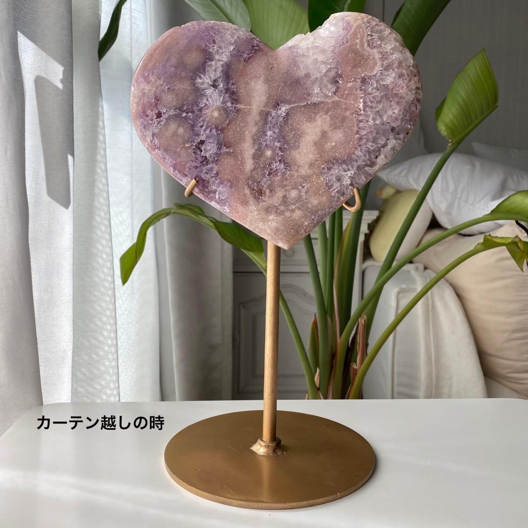 【 キュート ピンクアメジスト 原石 特大 ハート 1.54kg（台座付き）】