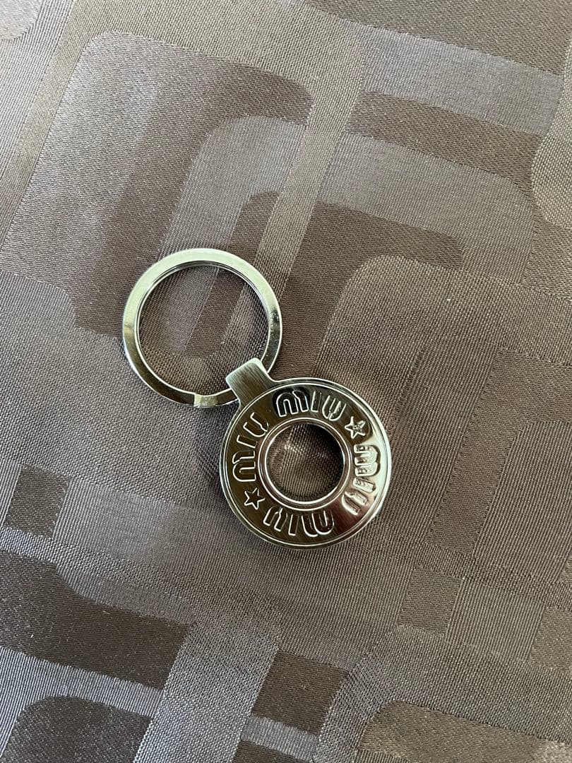 MIU MIU シルバーメタルキーホルダー