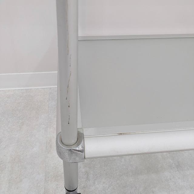 guzziniヘルシンキハイシェルフ（キャスター付き）