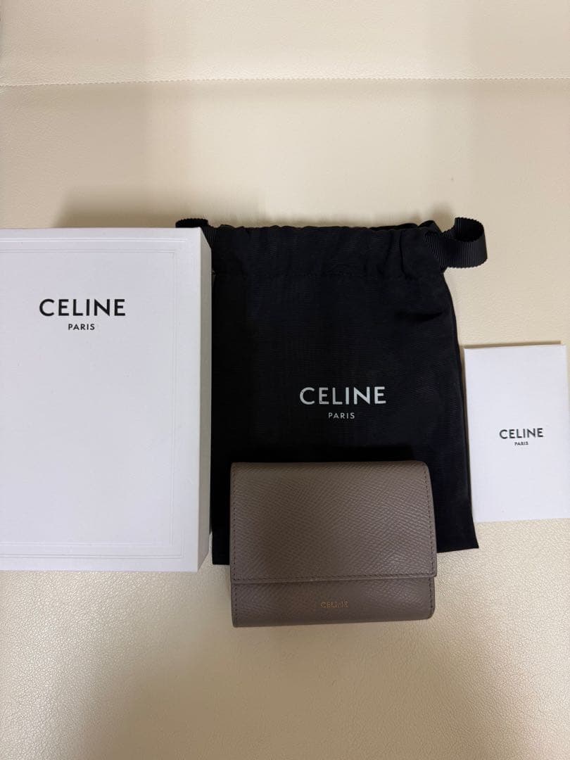 CELINE セリーヌ スモール トリフォールド ウォレット　ペブル
