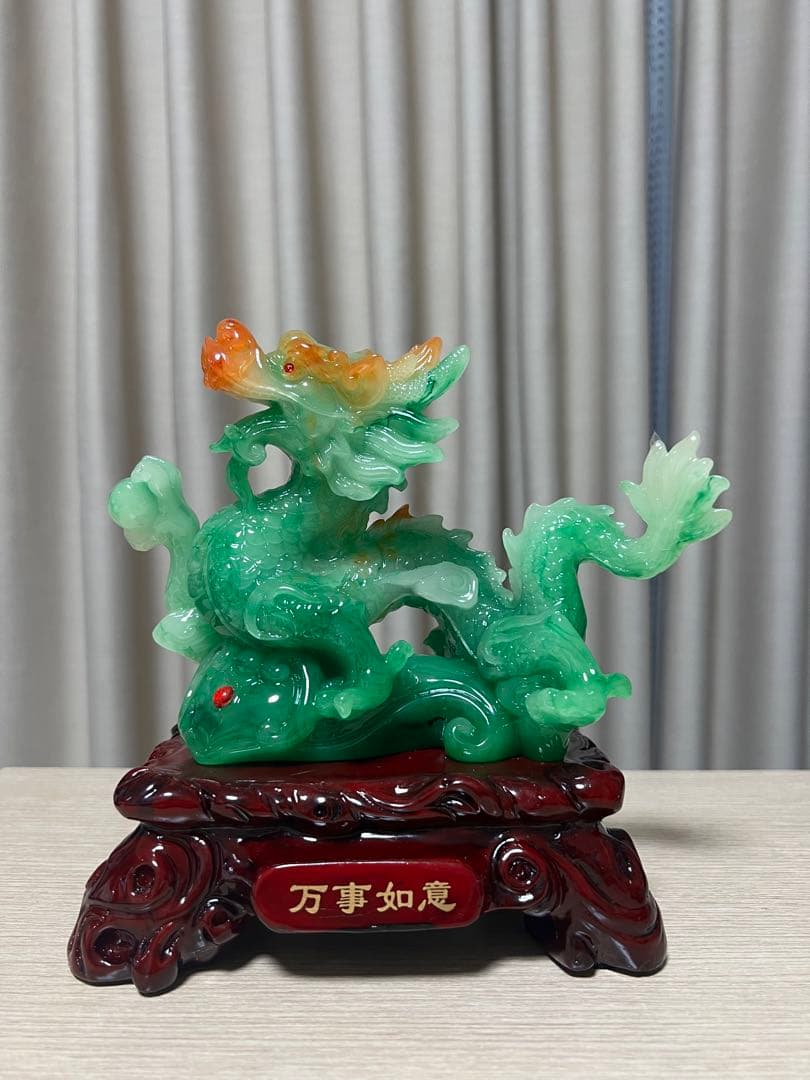 翡翠製ドラゴン像 木製台座付き