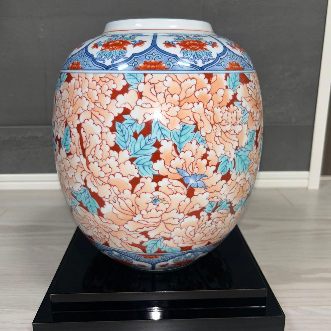 小笠原藤右衛門　提灯花瓶－赤濃牡丹尽くし