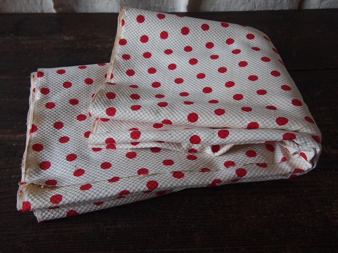 赤い水玉模様のコットンピケベビー服用 ファブリック 幅77c×464c/K405