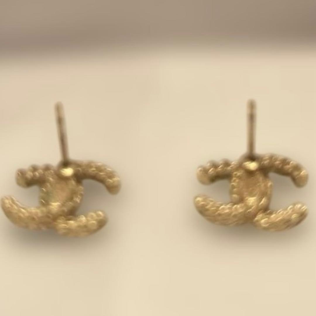 CHANEL ブルーラインストーンピアス