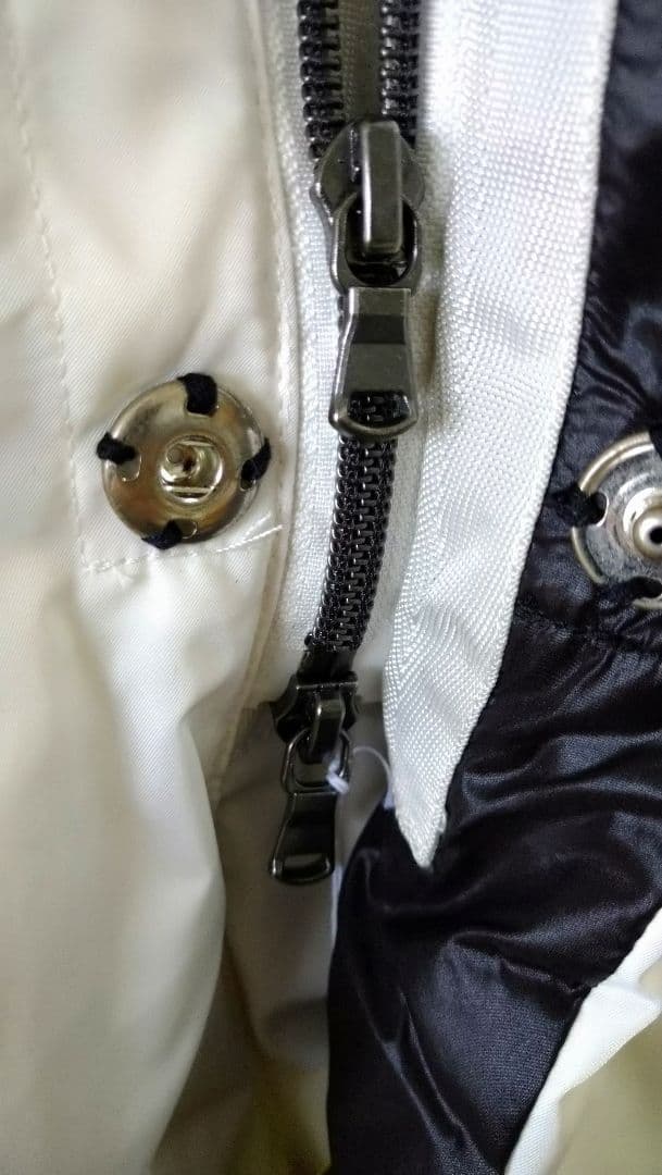 ①　バジュラ　ダウンジャケット フード付き