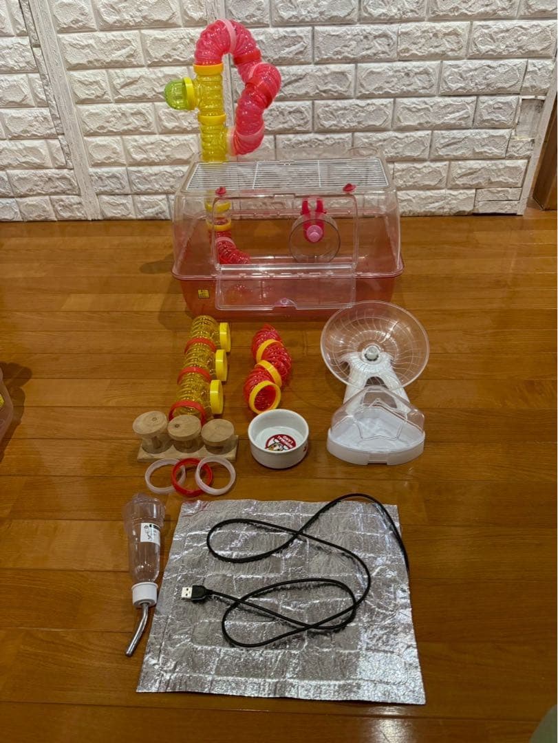 小動物用クリアケージ ホイール、ヒーター、トイレ、餌入れ、パイプ付き