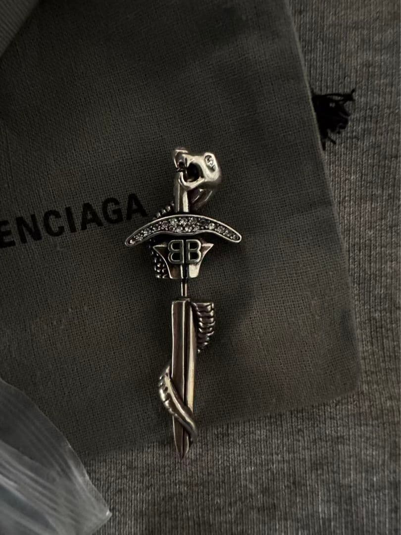 BALENCIAGA スカルと剣のピアス 新品同様
