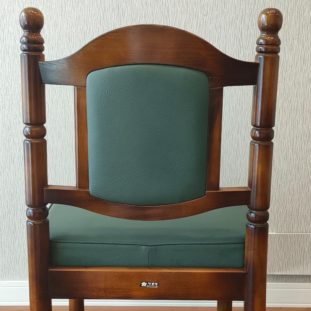 ＜希少＞　オールドカリモク　レザーチェア　鋲打ち