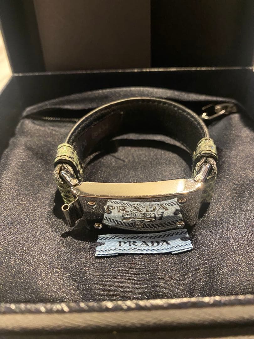 PRADA レザーバングル　ブレスレット