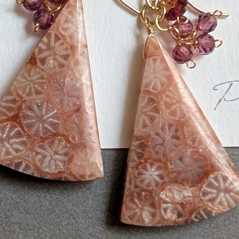 ピンクフォッシルコーラル ピアス