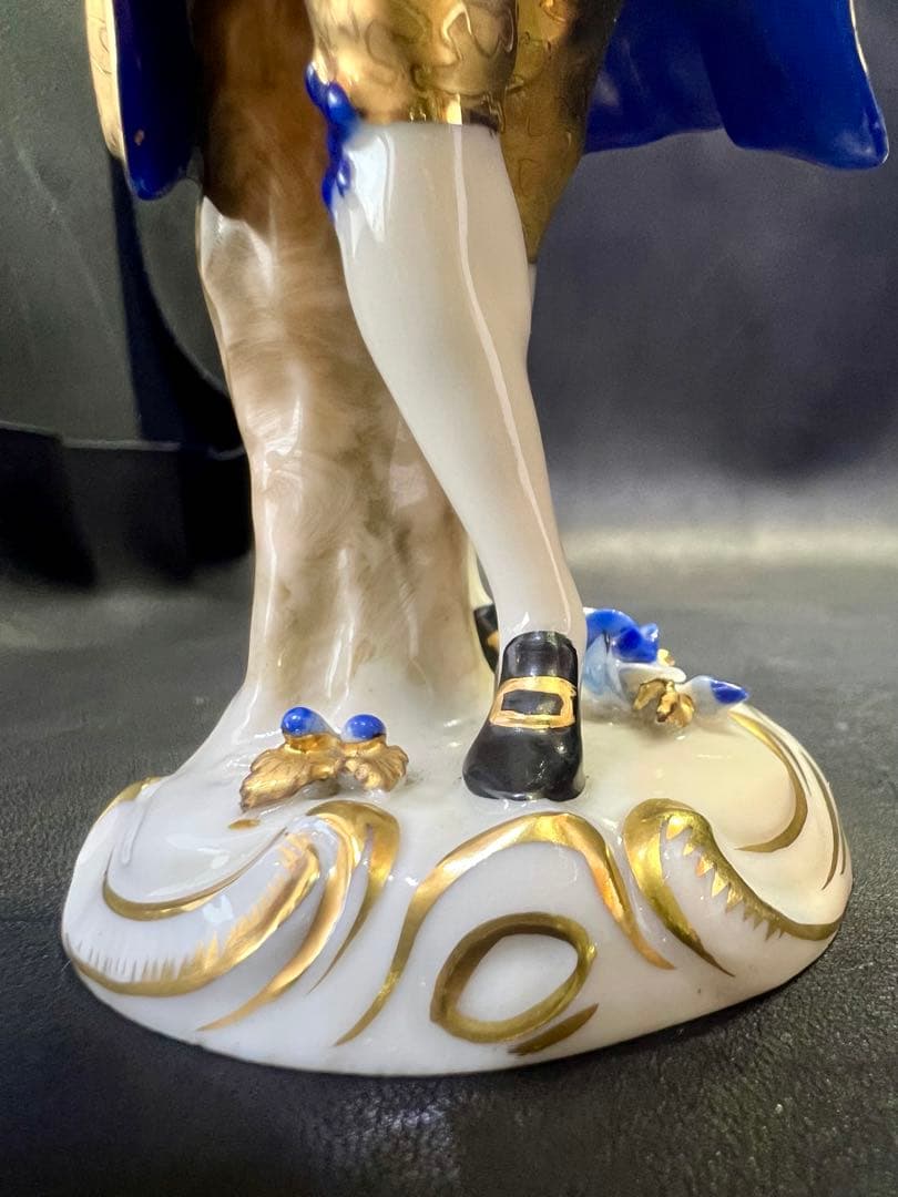 金色のコート 男性フィギュア 陶磁器