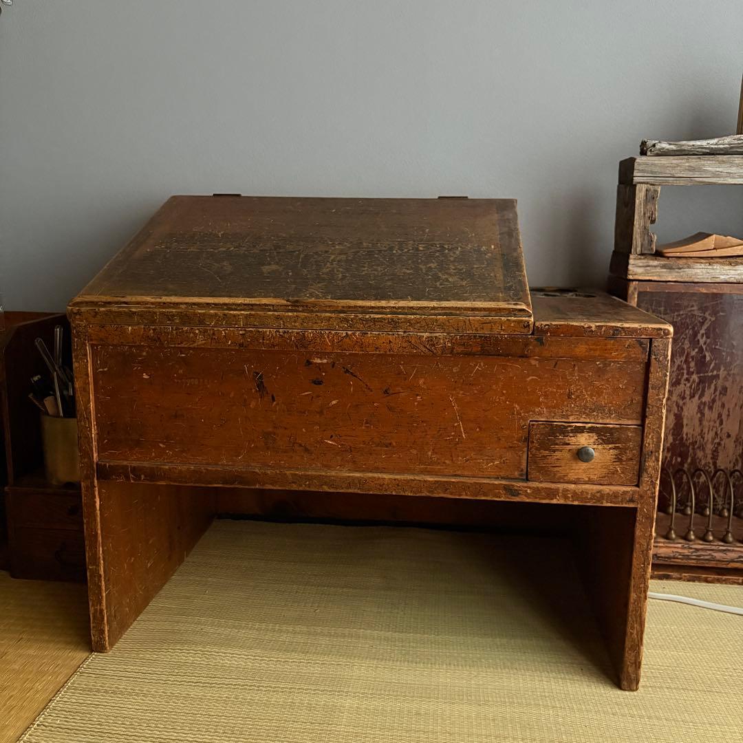 昭和時代の日本和室で使われていた木製の机 時代物　古道具