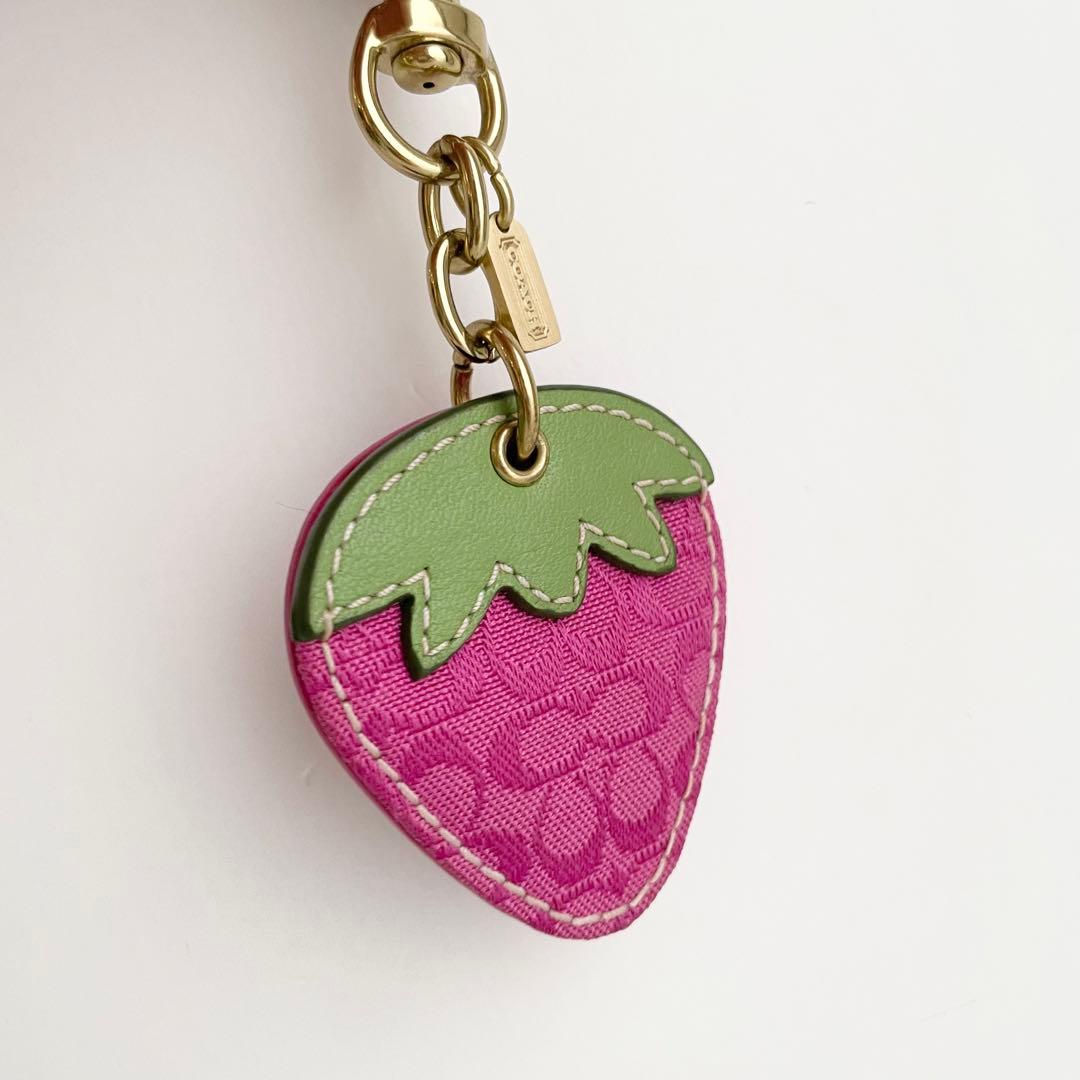 コーチ COACH ストロベリーチャーム キーホルダー シグネチャー ほぼ新品