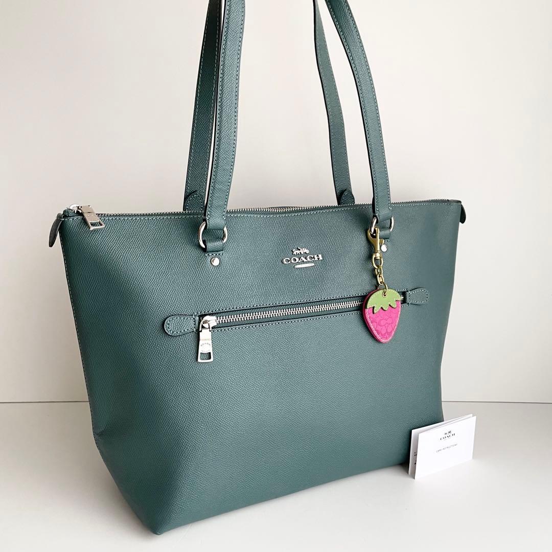 コーチ COACH ストロベリーチャーム キーホルダー シグネチャー ほぼ新品