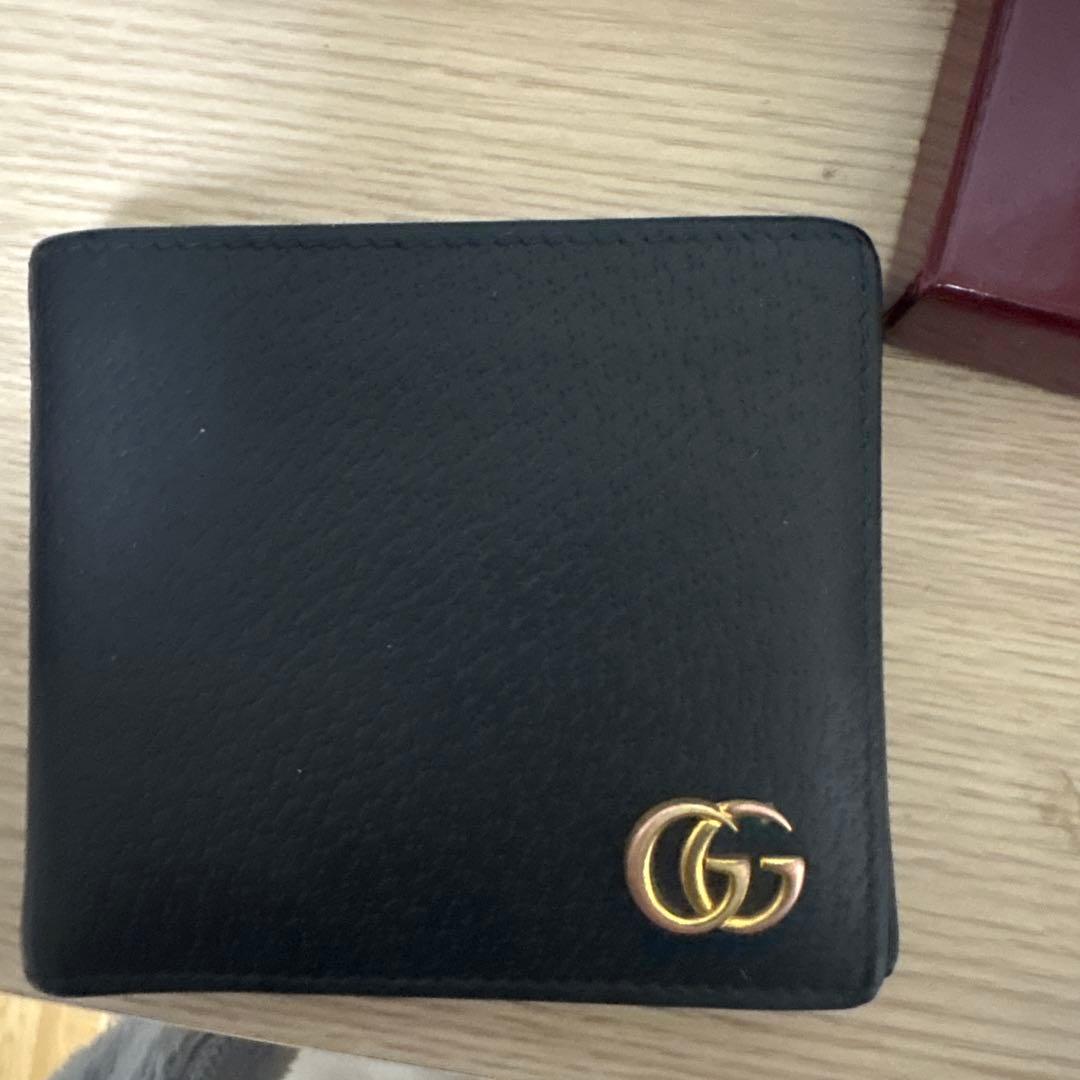 Gucciロゴ付き黒二つ折り財布