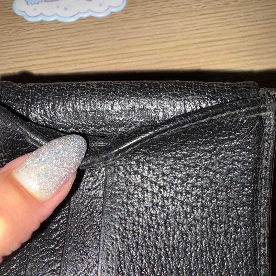 Gucciロゴ付き黒二つ折り財布