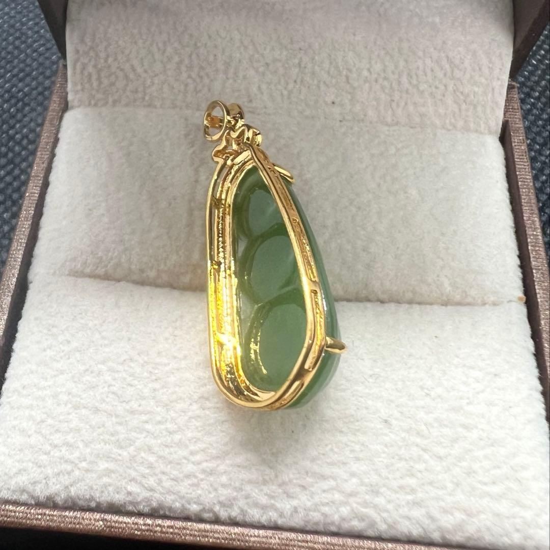 18k使用和田玉翡翠グリーン枝豆型のペンダントトップ　海外鑑定書付きAB1093