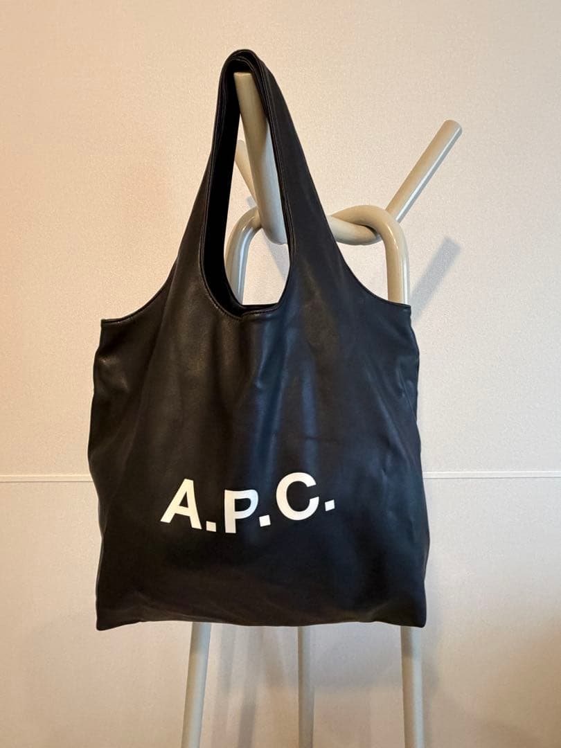 A.P.C. ブラックレザートートバッグ