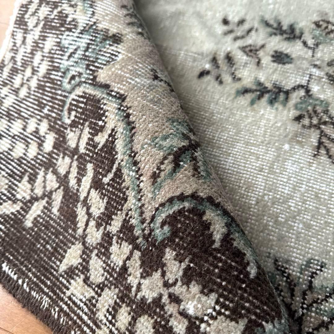 127×220花や実　王道メダリオン　控えめカラー　トルコヴィンテージラグ