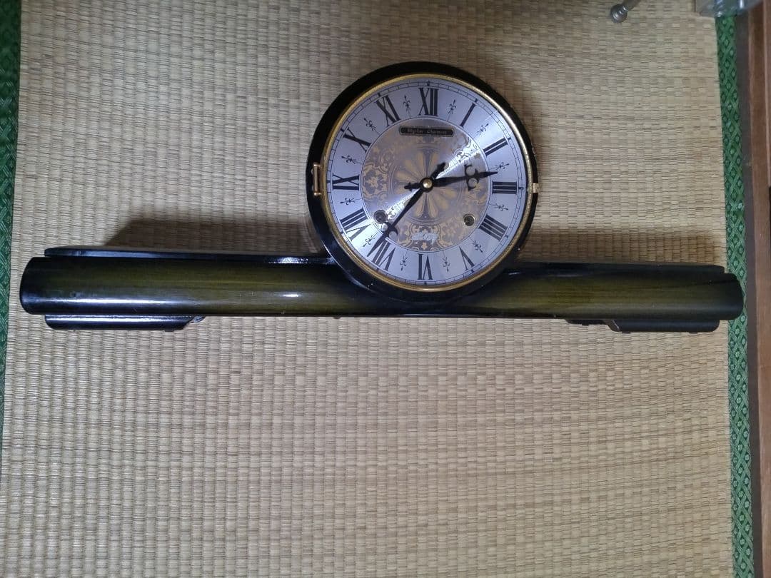 木製台座のシルバー置時計