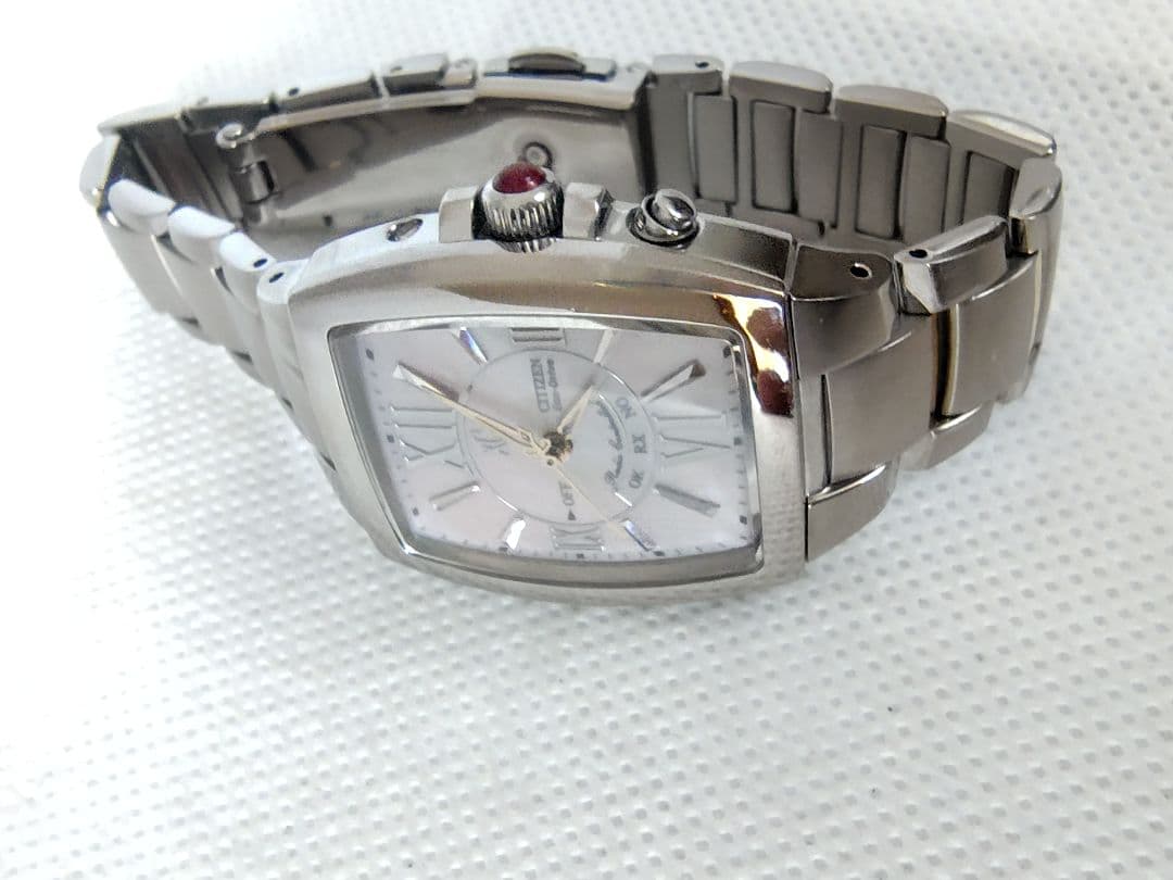 【電波ソーラー、美品】CITIZEN　xC シチズン　クロスシー　白蝶貝ダイヤル