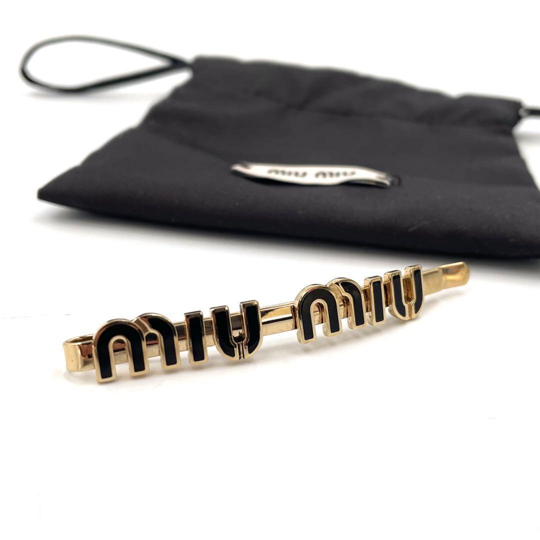 《超美品》MIUMIU ロゴ入り ヘアピン ヘアクリップ ゴールド金具 袋付き