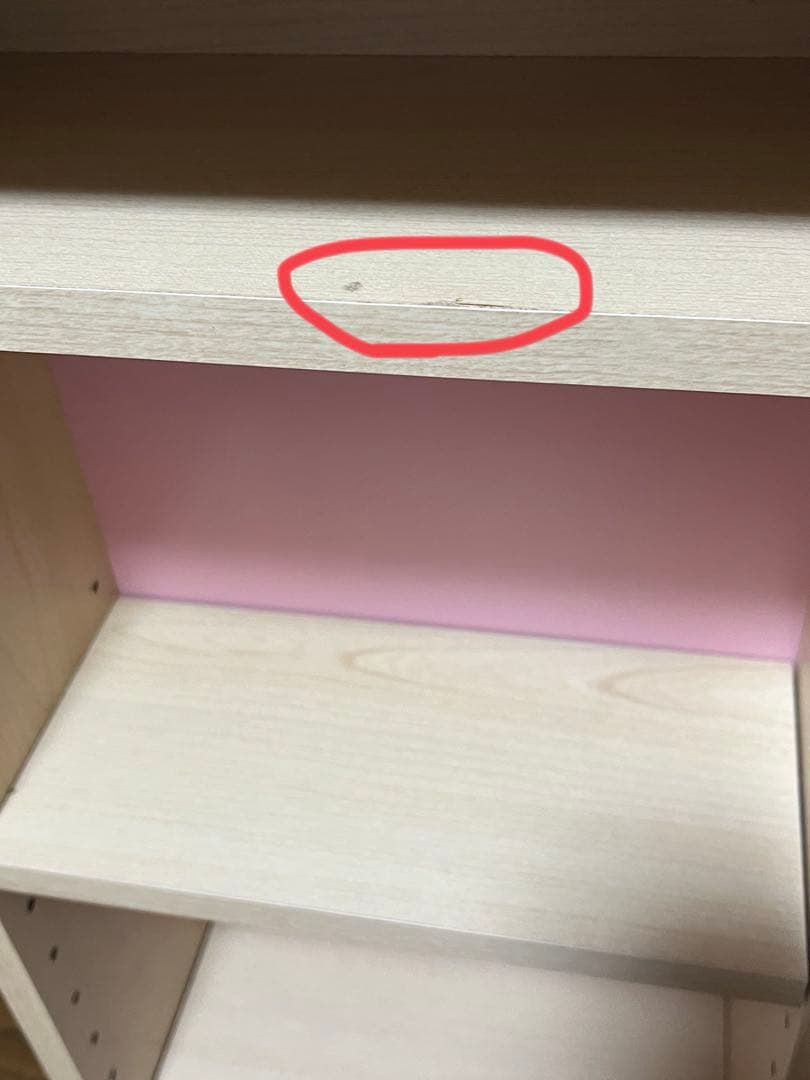 ピンク色が入ってる勉強机