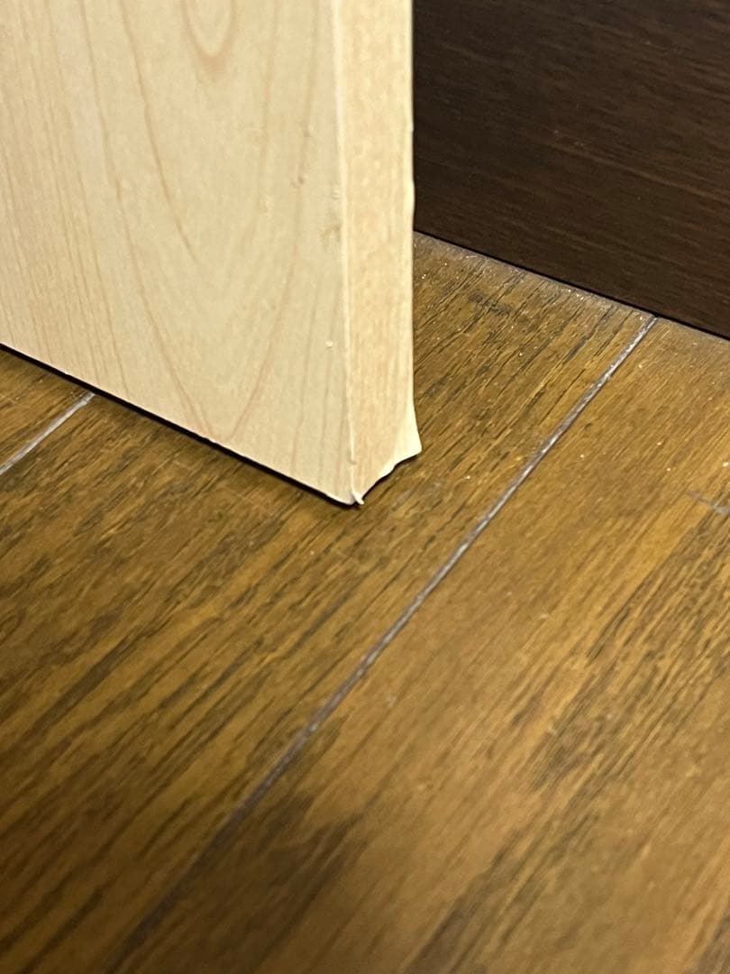 ピンク色が入ってる勉強机