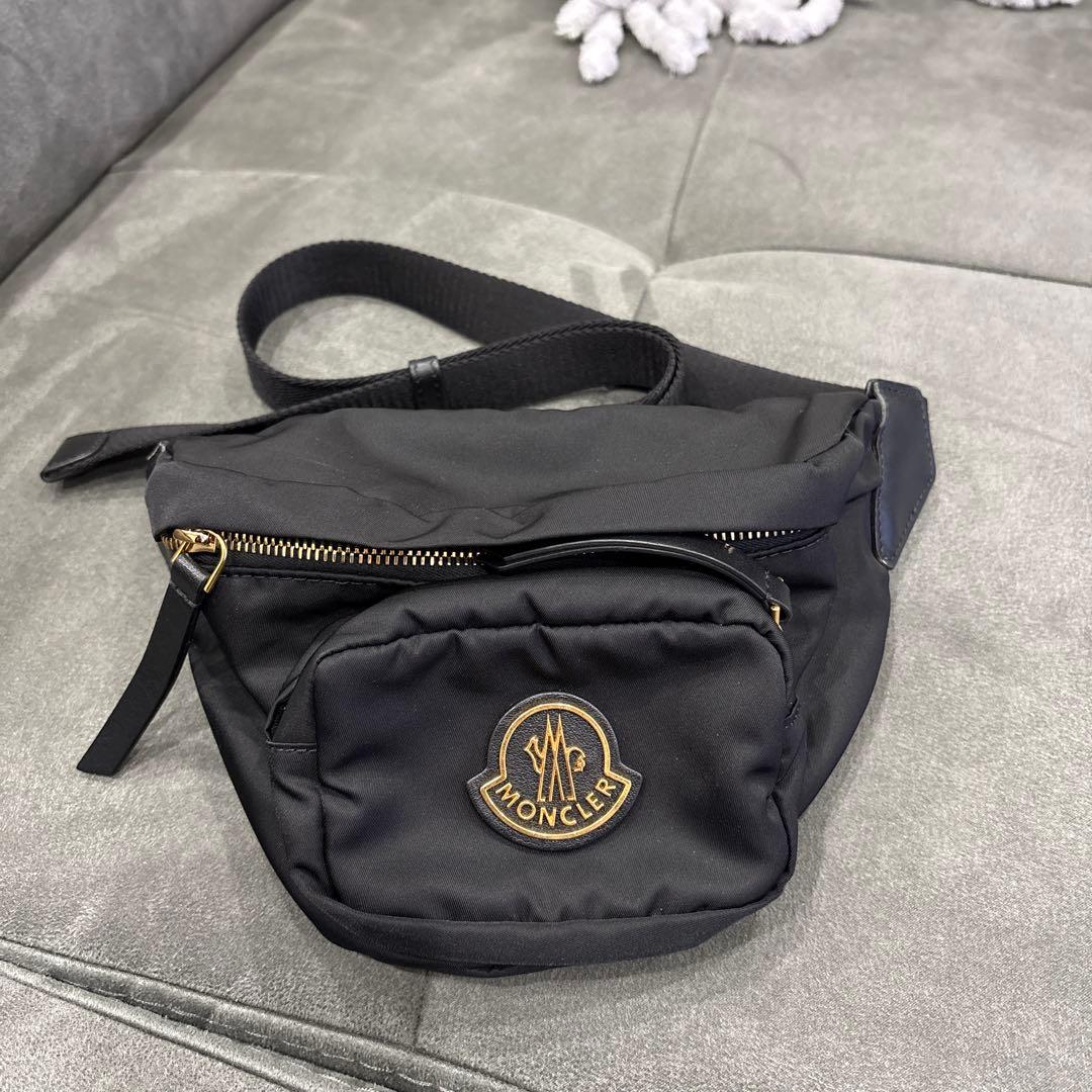 MONCLER ブラック ボディバッグ