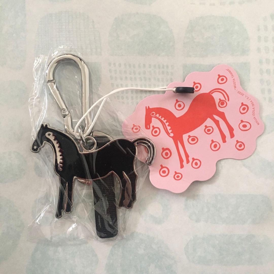 新品　マリメッコ ムスタタンマ　キーホルダー　キーチャーム