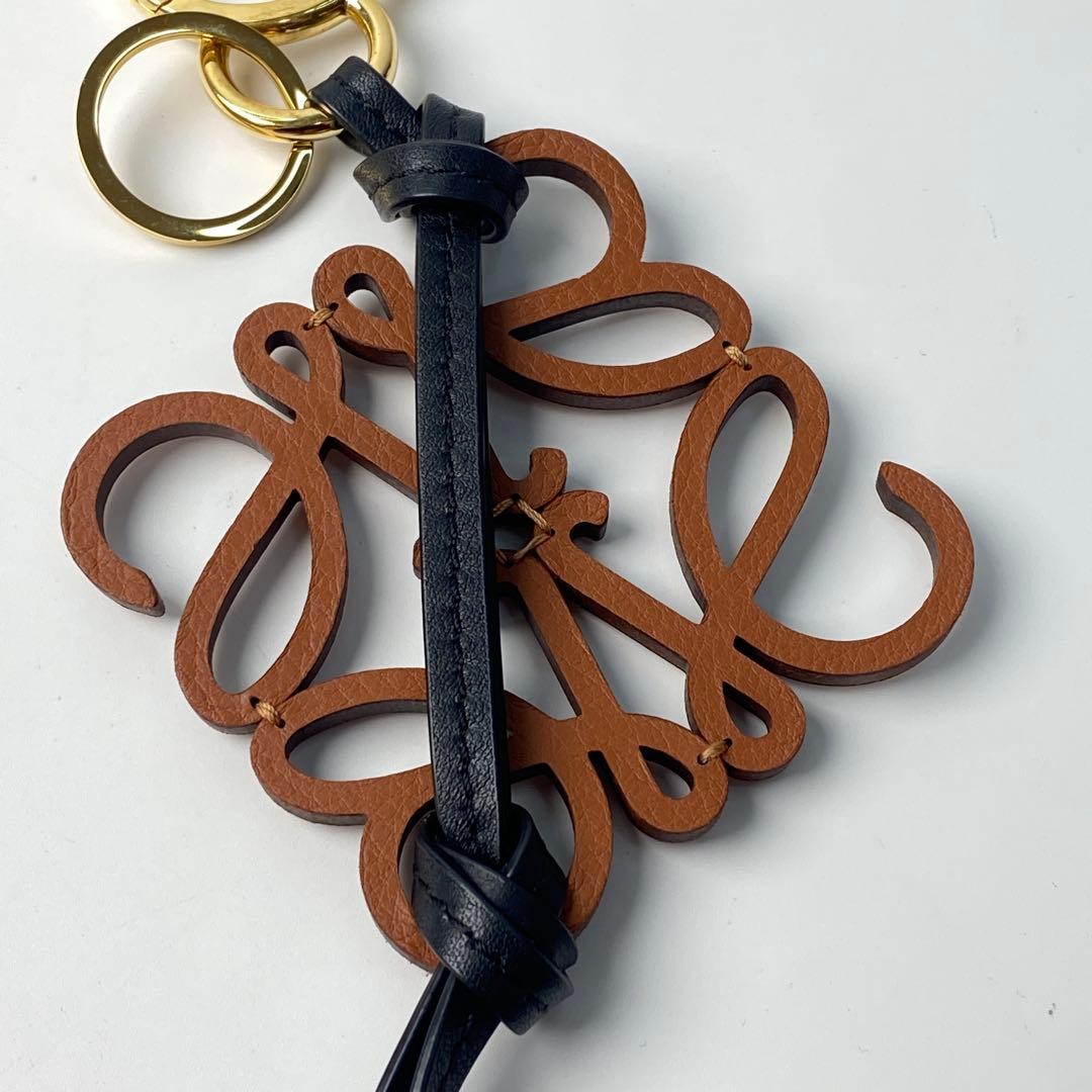 未使用 ロエベ LOEWE アナグラム チャーム ブラウン.