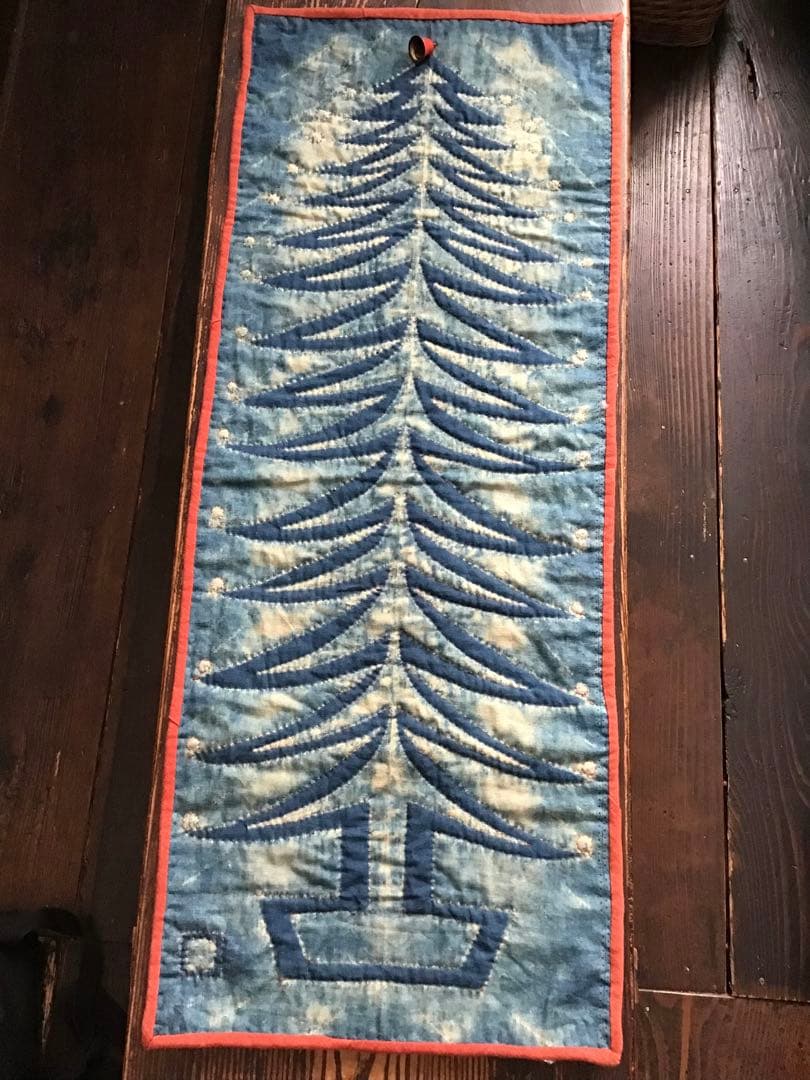 オリジナル本藍染、赤の旗布古布裏地　手縫いクリスマスツリー