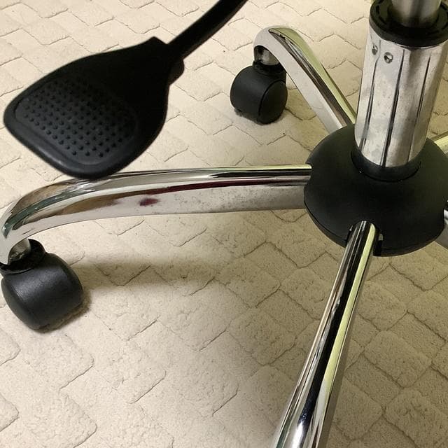 ボタン付きデザイン　インテリア　オフィス　デスクチェア 　黒　昇降