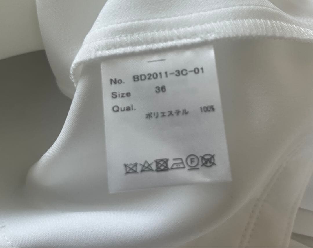 ボーダーズアットバルコニー☆プリーツデザイン ☆半袖トップス☆白☆ペプラム