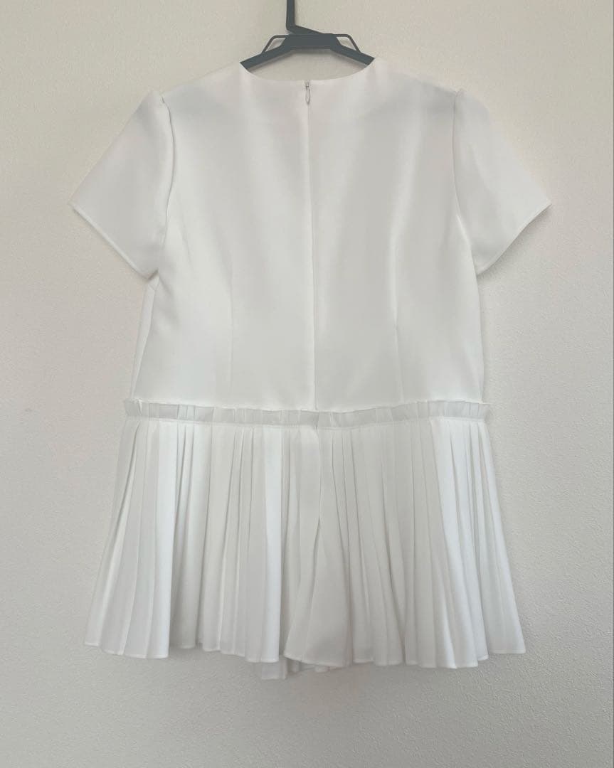 ボーダーズアットバルコニー☆プリーツデザイン ☆半袖トップス☆白☆ペプラム