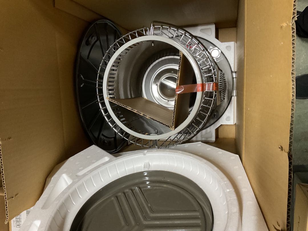 y*-様 新品　トヨトミ KS-67E ホワイト 石油ストーブ　在庫残６台