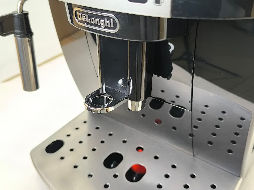 デロンギ　コンパクト全自動コーヒーマシンマグニフィカS ECAM22112B　2