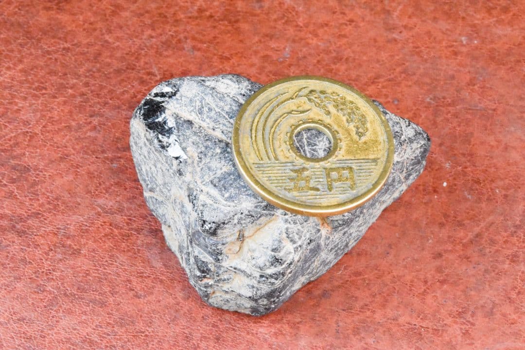 マダガスカル産 サマルスキー石