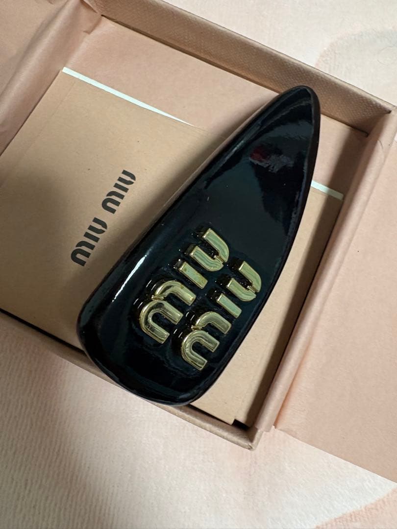 MIU MIU ロゴ入り ブラックヘアクリップ
