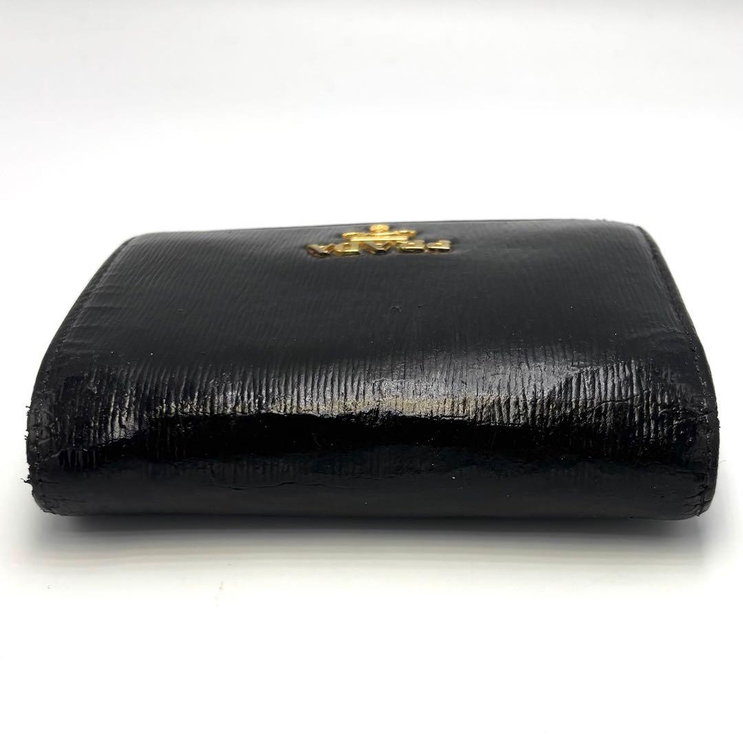 PRADA プラダ ブラック エナメルレザー 三つ折り財布 ミラノ ゴールドロゴ