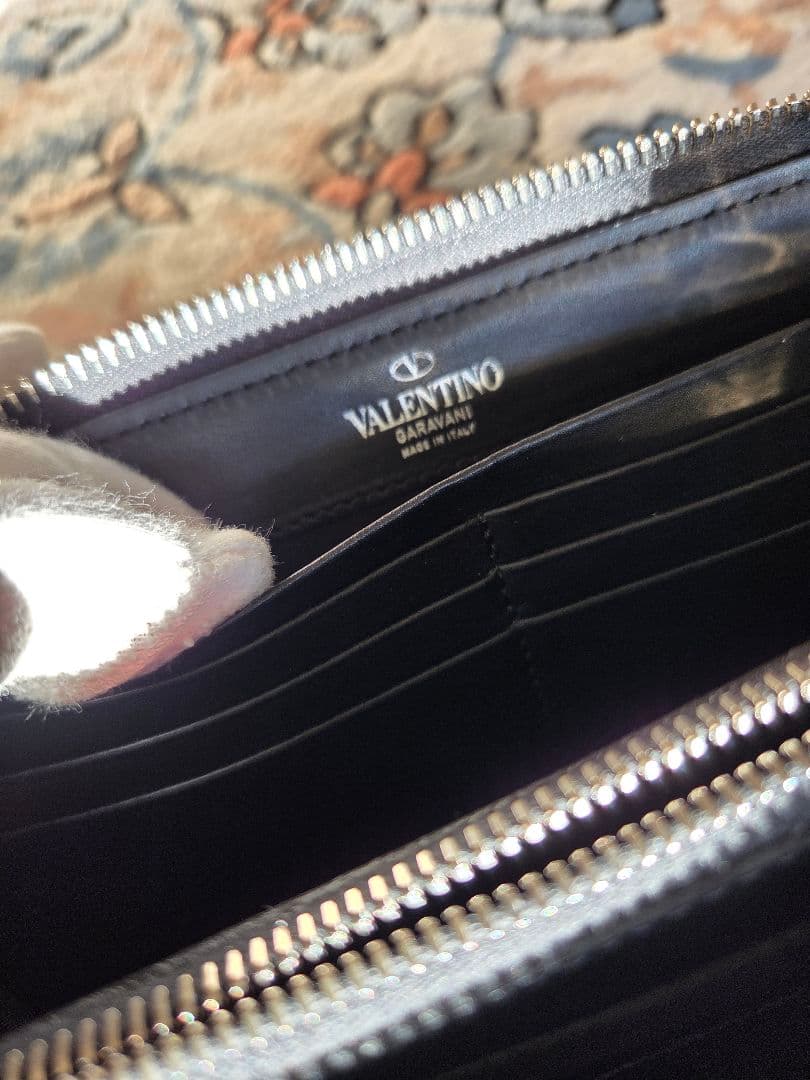 VALENTINO ロゴ入り レザー長財布　クリスマス限定セール
