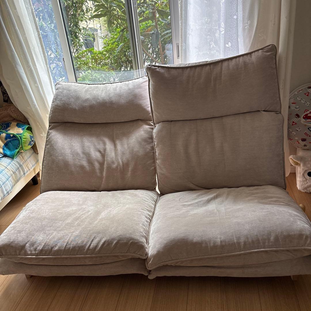 ベージュモダンソファ2人掛け 左右共180℃リクライニング可能　嬉しいハイバック