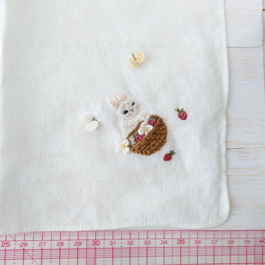 手刺繍入り　リネンクロス/リネンハンカチ【うさこといちご摘み】