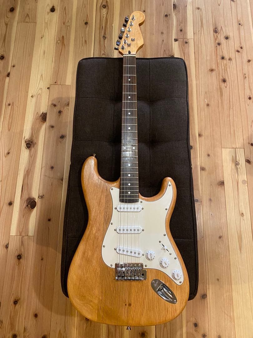 ストラトキャスター ナチュラルフィニッシュ