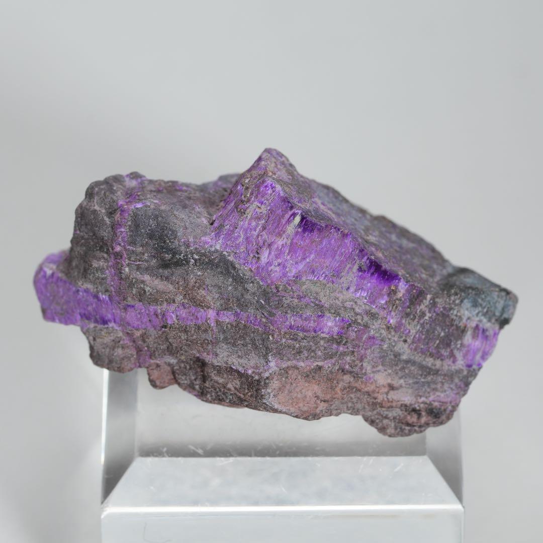 【微細な結晶が観察可能】【希少】スギライト 39×24×20mm