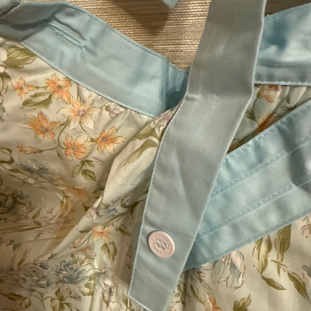 バレンチノガラバーニィのウエスト切り替えデザイン、たっぷりギャザーのエプロン