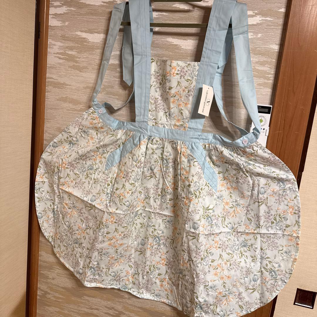 バレンチノガラバーニィのウエスト切り替えデザイン、たっぷりギャザーのエプロン