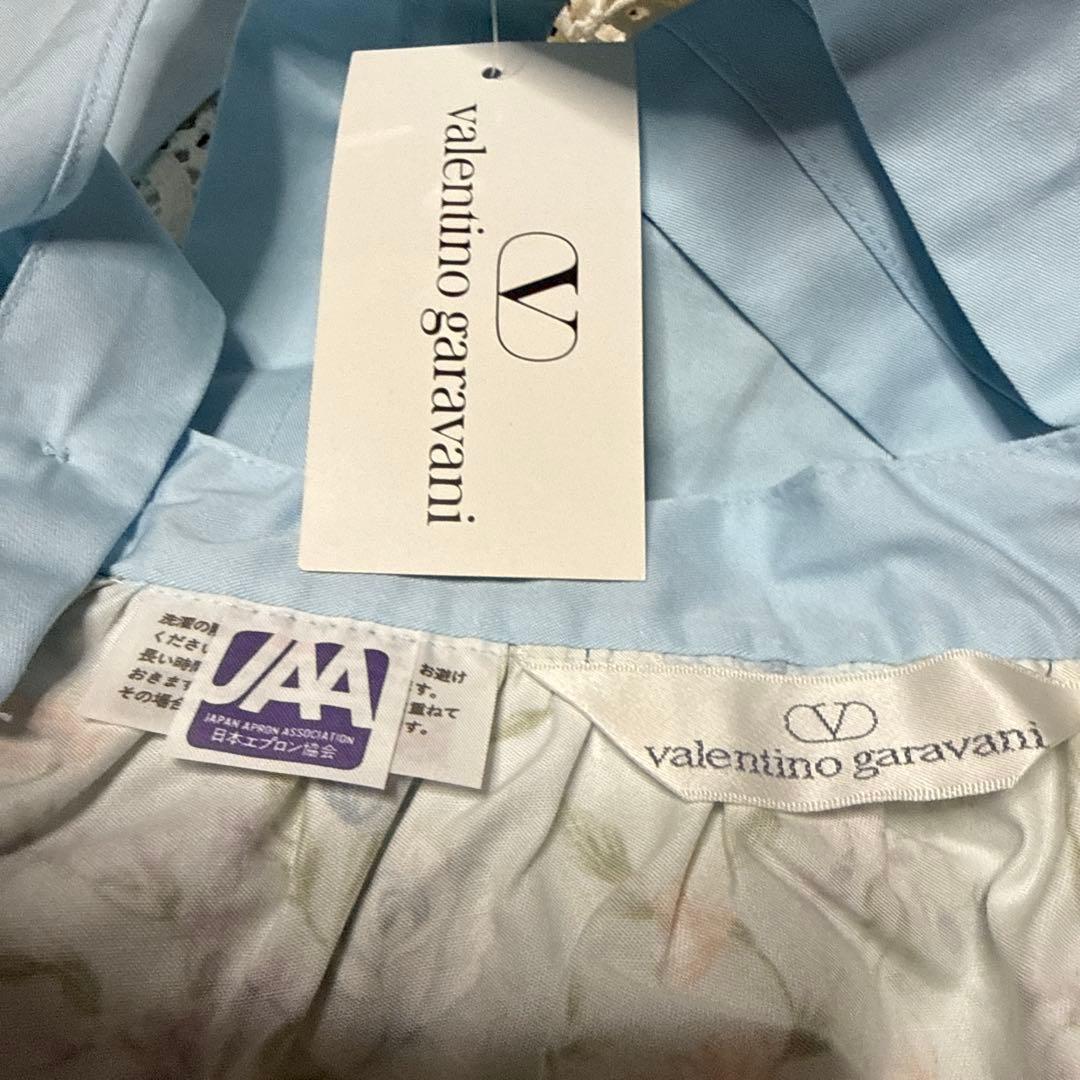 バレンチノガラバーニィのウエスト切り替えデザイン、たっぷりギャザーのエプロン