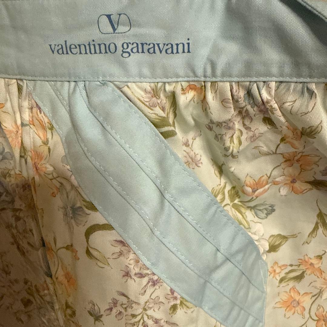 バレンチノガラバーニィのウエスト切り替えデザイン、たっぷりギャザーのエプロン